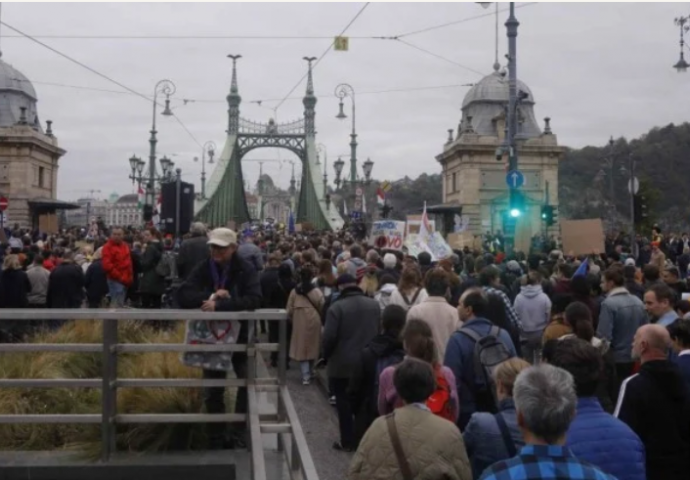 Hiljade  marširaju Budimpeštom zbog ekonomske situacije - nastavnici poručuju kako sa svojim platama više ne mogu izdržati inflaciju koja je prešla 20%