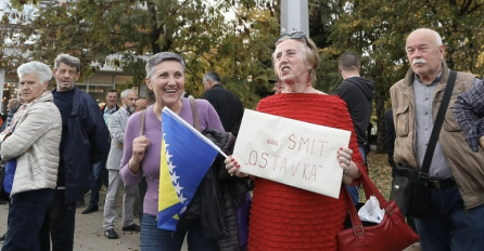 Počeli protesti ispred OHR-a, okupilo se blizu 200 građana