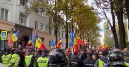 Pro-zapadne vlasti u Moldaviji pod sve većim pritiskom: hiljade ljudi marširaju ulicama glavnog grada, postavlja se prosvjedni kamp, traži ostavka predsjednice Sandu