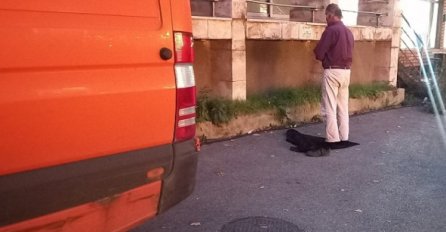 Zanimljiva situacija na ulicama Sarajeva: Građanin tokom protesta klanjao na ulici