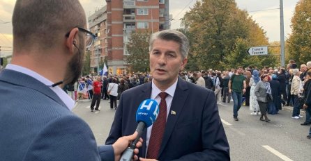 Mehmedović poručio s protesta: Ne damo BiH! Najmanje što Schmidt može uraditi je da podnese ostavku