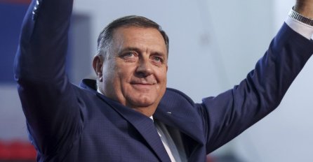 Dodik zapjevao na skupu 