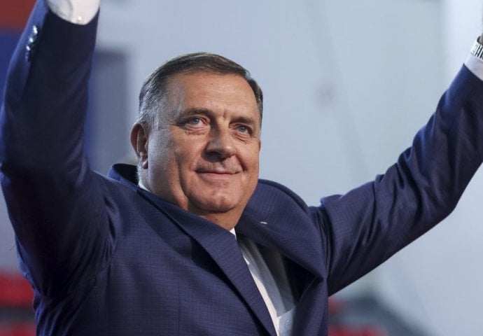 Dodik zapjevao na skupu 