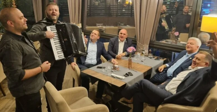 Dodik poslije sinoćnjih protesta produžio u kafanu: Poslije napornog dana...