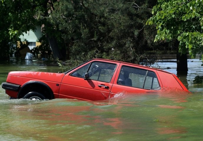 AUTOMOBIL VAM JE POTPOLJEN U POPLAVI: 5 koraka koji SVAKI VOZAČ treba da zna