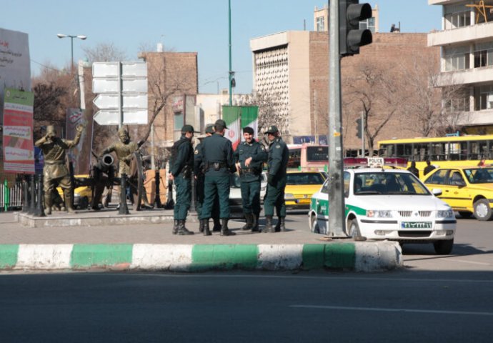 Najmanje 15 ljudi ubijeno u napadu na svetilište u Iranu