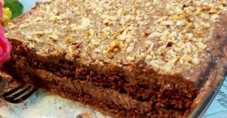 DVOSLOJNI KOLAČ OD ČOKOLADE I ORAHA: Bogati kremasti fil u kombinaciji sa spužvastim patišpanjom čini čisto savršenstvo