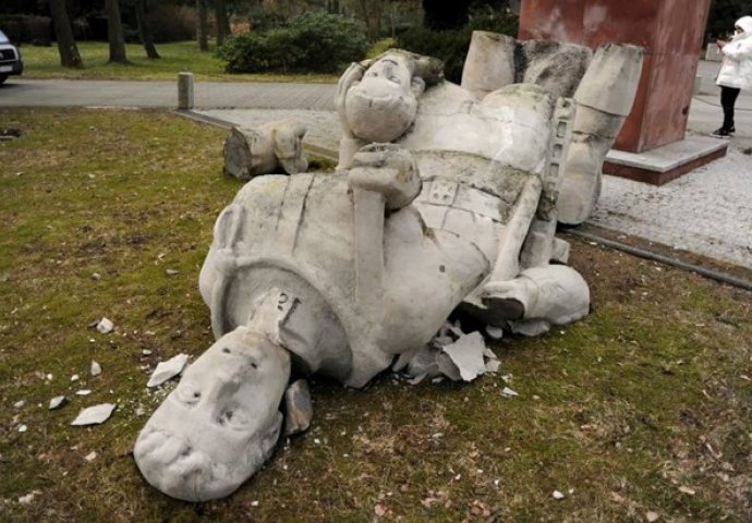 Poljska srušila četiri spomenika Crvenoj armiji, Kremlj bijesan