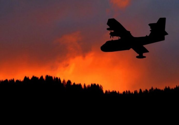 Avion za gašenje požara srušio se na obroncima Etne, traga se za pilotima