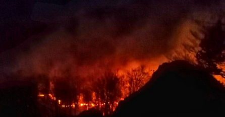 Požar u Gackom bukti već treći dan, vatra prijeti stambenim objektima