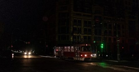 Veliki dijelovi Kijeva bez struje i vode, ljudi čekaju u redovima ispred fontane