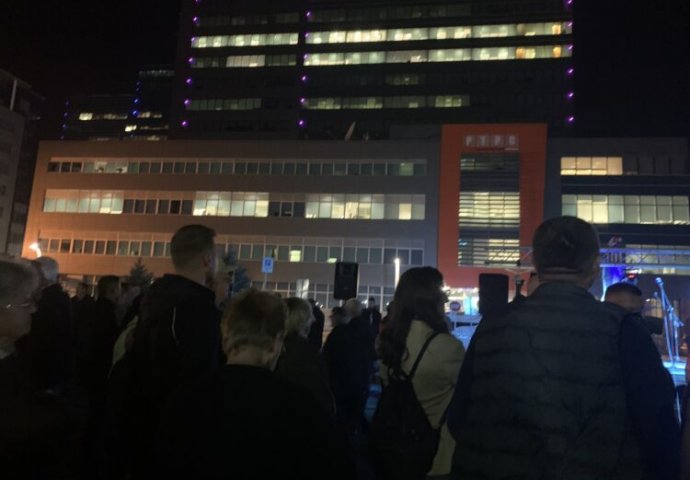 Protesti ispred RTRS-a: “Ogorčeni smo na CIK i na ovu vlast”