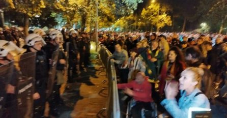 Crna Gora: Protest ispred Skupštine, građani pokušali da sruše zaštitnu ogradu