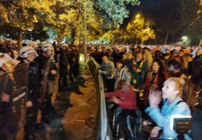 Crna Gora: Protest ispred Skupštine, građani pokušali da sruše zaštitnu ogradu