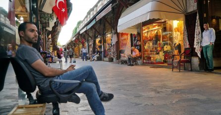 INFLACIJA U TURSKOJ NA NAJVIŠOJ RAZINI JOŠ OD 1998: Unatoč teškoj situaciji i godišnjem porastu cijene hrane i transporta za oko 100%, kamatne stope se i dalje režu po nalogu predsjednika Erdogana izazivajući čuđenje ekonomista diljem svijeta