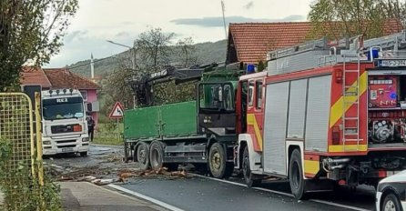 Tragedija u BiH: Drvo palo na kabinu kamiona, vozač poginuo