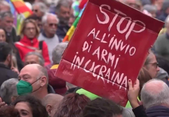 DESECI HILJADA NA ULICAMA RIMA PROTIV SLANJA ORUŽJA UKRAJINI: "Ne ratu. Ne slanju oružja. Dajte šansu miru!"
