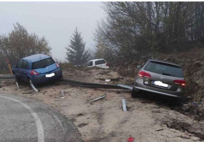 Saobraćajna nesreća na Manjači, tri vozila probila zaštitnu ogradu