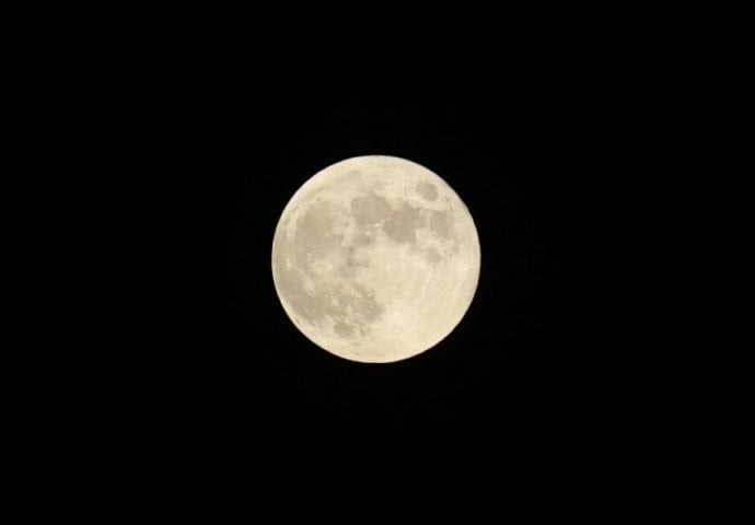 POGLEDAJTE DIVNE FOTOGRAFIJE: Noćas je k'o lubenica pun mjesec iznad Bosne