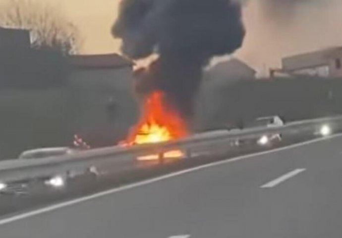 DRAMA NA AUTO-PUTU! Zapalio se i potpuno izgorio automobil kod Laste