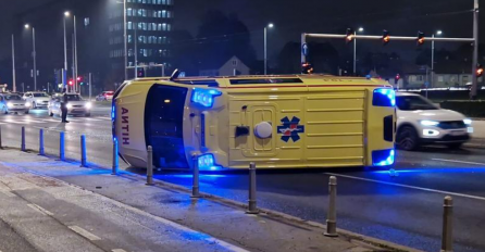 Nesreća u Zagrebu: Vozilo hitne pomoći u sudaru s automobilom završilo na boku