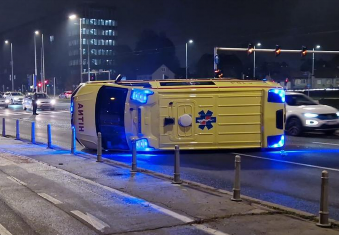 Nesreća u Zagrebu: Vozilo hitne pomoći u sudaru s automobilom završilo na boku