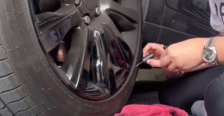 VEZA MI JE SAD NA KOCKI: Cura izgrebala dečku felge, pogledajte kako je pokušala sakriti štetu