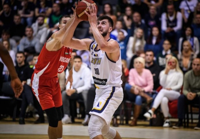 OGROMAN TRIJUMF: Desetkovani Zmajevi predvođeni prepunom Skenderijom srušili Mađarsku