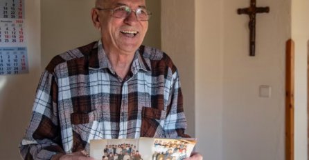 UČENICI POMOGLI PROFESORU U PENZIJI: Poklonili mu 20.000 eura za njegovo liječenje