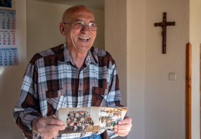 UČENICI POMOGLI PROFESORU U PENZIJI: Poklonili mu 20.000 eura za njegovo liječenje