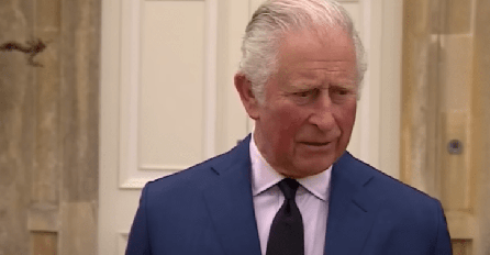 Kralj Čarls iz svog džepa daje novac za plate