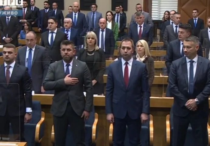 Haos u NSRS: Dodik izašao iz sale zbog himne BiH, Duraković držao ruku na srcu