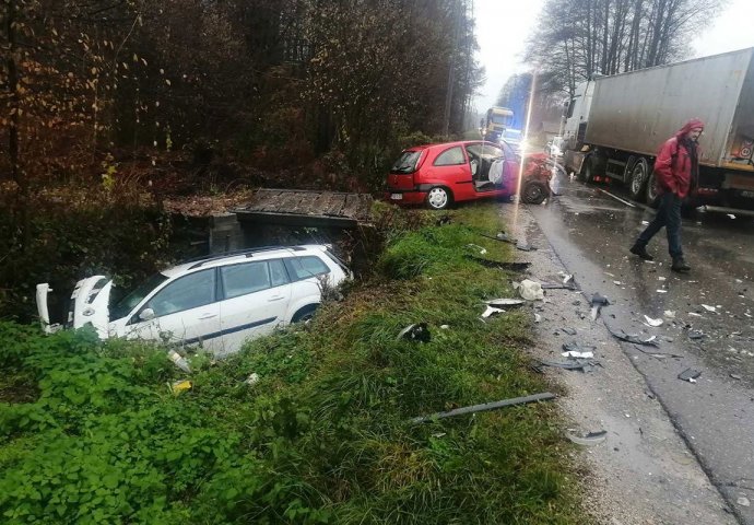 Težak sudar dva auta i kamiona, dvoje povrijeđenih