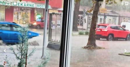 Kiša napravila haos u Mostaru: Potoci se slivaju niz ulice, kolone automobila 'zarobljene' u vodi...