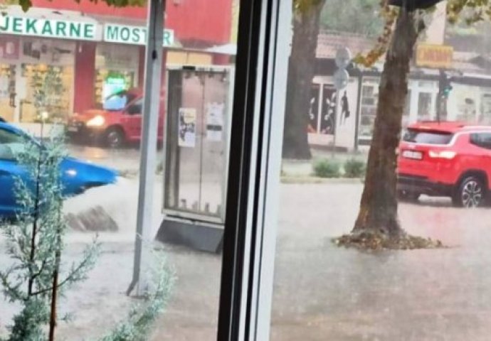 Kiša napravila haos u Mostaru: Potoci se slivaju niz ulice, kolone automobila 'zarobljene' u vodi...