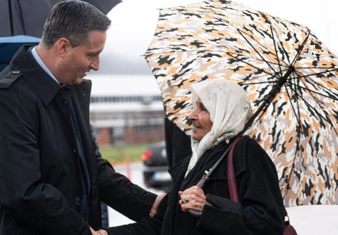 Denis Bećirović u prvoj službenoj posjeti Memorijalom centru Srebrenica: Odao počast žrtvama