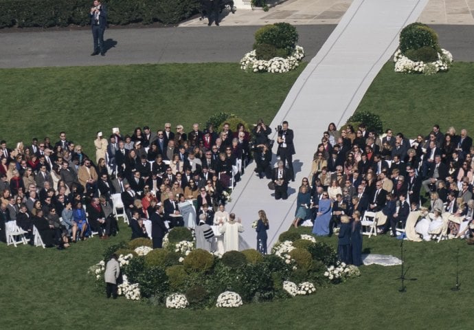 Bajdenova unuka se udala u vrtu Bijele kuće: Prva dama podjelila prvu fotografiju sa ceremonije 