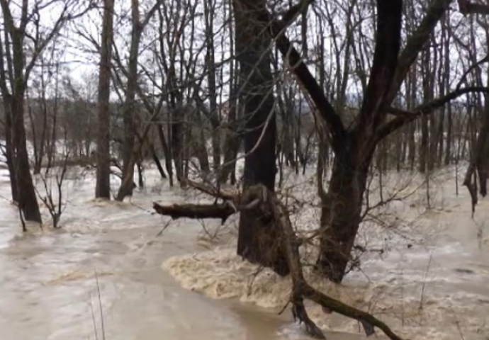 Poplave na sjeveru Albanije, oca i sina odnijela nabujala rijeka