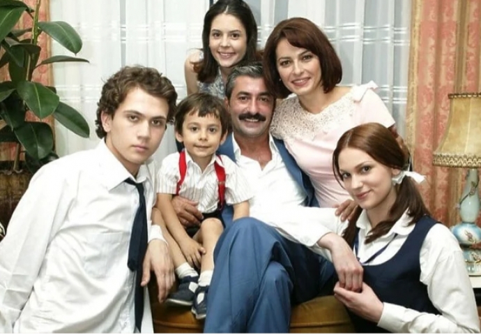 Sjećate li se dječaka Osmana iz popularne turske serije "Kako vrijeme prolazi"? POGLEDAJTE GA DANAS, JASNO JE ŠTO DJEVOJKE LUDE ZA NJIM (FOTO)