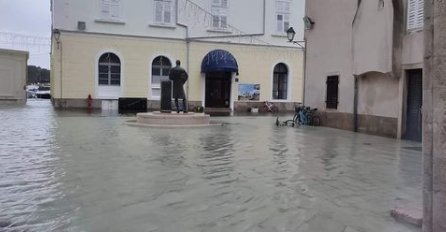 VELIKO NEVRIJEME  U HRVATSKOJ: Automobili plivaju na pulskoj rivi, centar Rovinja pod vodom