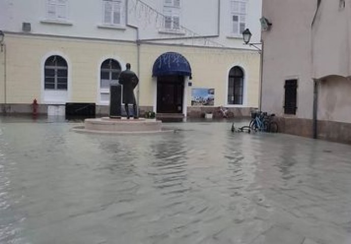 VELIKO NEVRIJEME  U HRVATSKOJ: Automobili plivaju na pulskoj rivi, centar Rovinja pod vodom