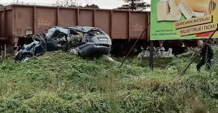 Živinice: Stravičan sudar automobila i voza, dvije osobe povrijeđene