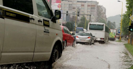 U Splitu poplavljene ceste, otežan promet