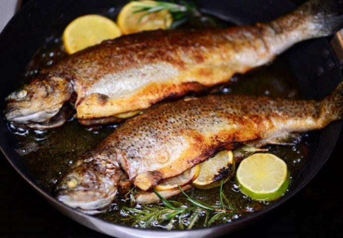 Dodajte jedan sastojak u tavu kad pržite ribu: Okus je fantastičan, a neugodni mirisi nestaju