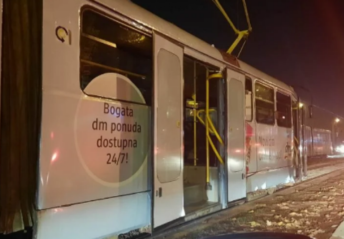 Tramvajski saobraćaj u Sarajevu zaustavljen: Automobil završio na šinama