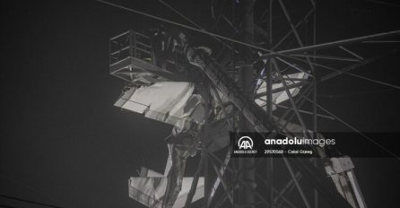 SAD: Avion udario u dalekovod, desetine hiljade ljudi bez električne energije