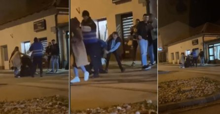 BRUTALNO NALEMALI POLICAJCA, A MUP ŠUTI! Nasrnuli na nesretnika poput divljih zvijeri, kolega nemoćno stoji: ‘Anarhija na djelu’ (VIDEO)