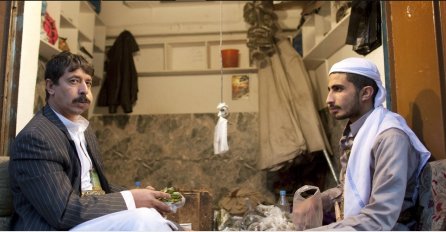 Zemlja koja žvače sebe do smrti: Zašto su stakleno crvene oči i ispupčeni obrazi po svuda u Jemenu? Priča o apsolutnoj vladavini khata