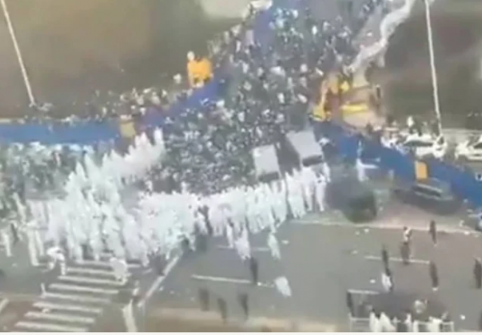 Nastavljaju se nemiri u Kini: Gotovo nadrealne scene stižu iz industrijskog centra Guangzhou - policijske snage u bijelim kamzat odijelima kreću na protestante (VIDEO)