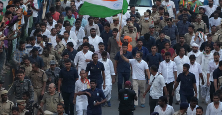 Sudbina Indije, koja samo što nije postala najmnogoljudnija zemlja svijeta, tiče se svih nas: Nacionalist Modi može osigurati ekonomske brojke, angažirati hinduse, ali njegov rival Ghandi upravo maršira preko cijele zemlje noseći glas jedinstva